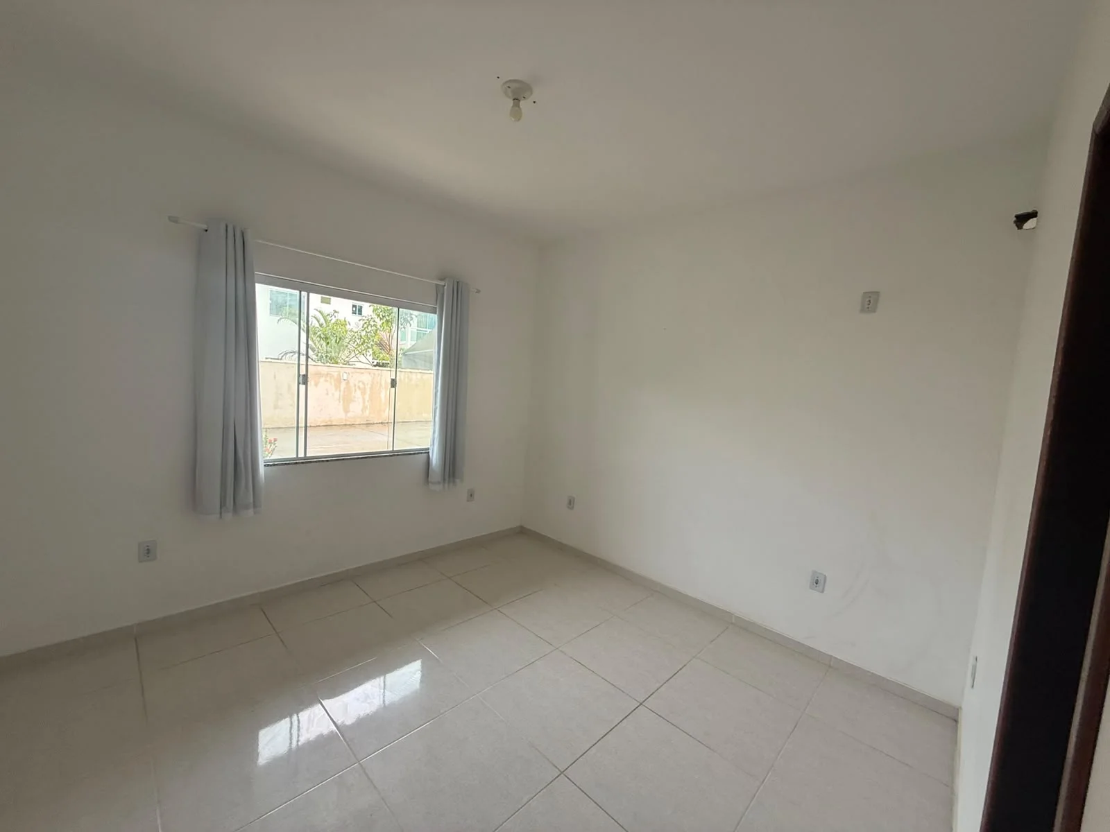 CASA Á VENDA EM CONDOMÍNIO POR R$ 300.000