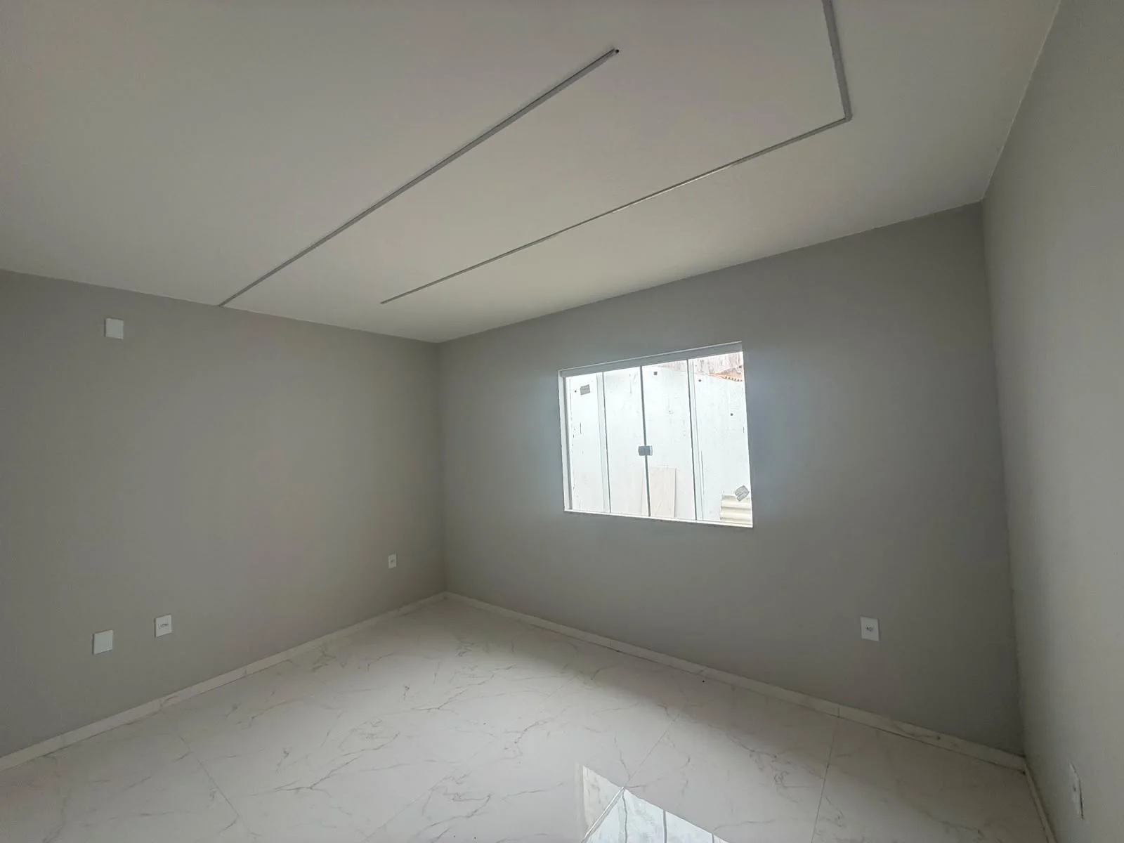 CASA COM ACABAMENTO DE PRIMEIRA - R$ 400.000