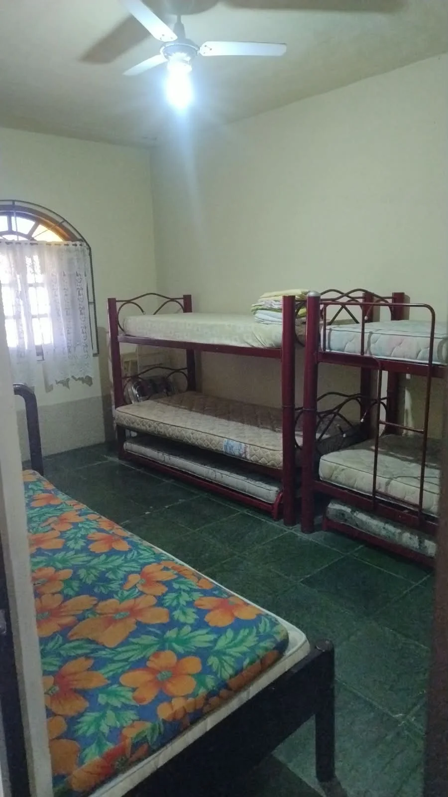 CASA LINEAR À VENDA EM SOPOTÓ, COM TERRENO AMPLO – R$ 400.000