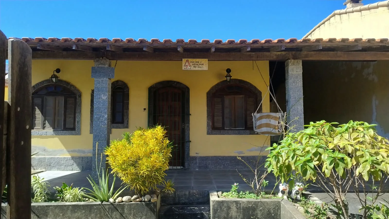 CASA LINEAR À VENDA EM SOPOTÓ, COM TERRENO AMPLO – R$ 400.000