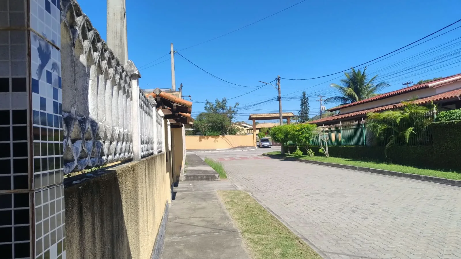 CASA LINEAR À VENDA EM SOPOTÓ, COM TERRENO AMPLO – R$ 400.000