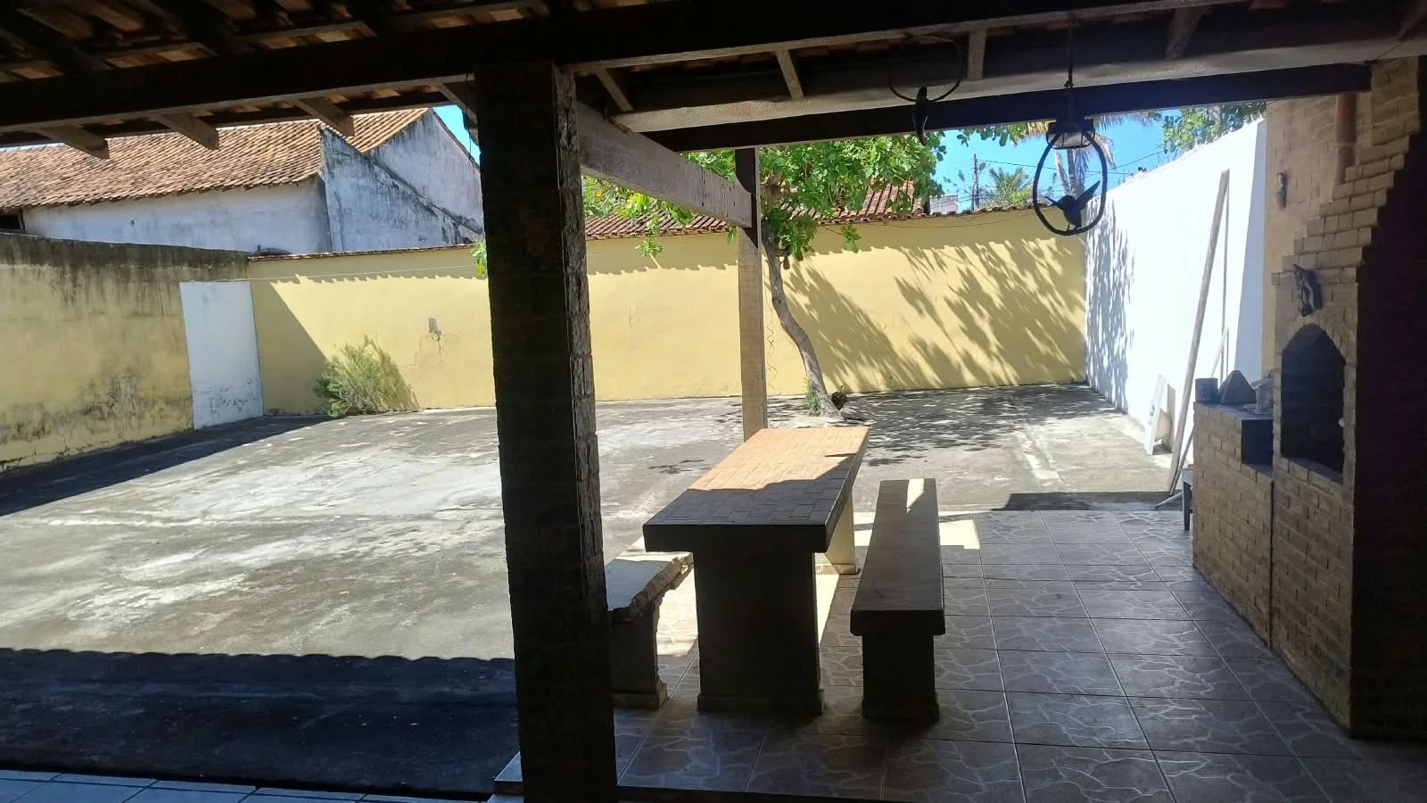 CASA LINEAR À VENDA EM SOPOTÓ, COM TERRENO AMPLO – R$ 400.000