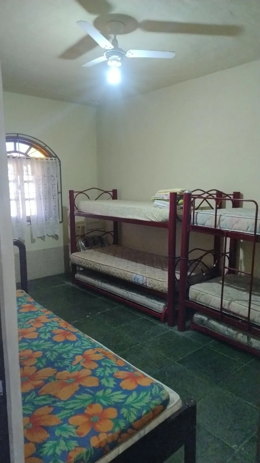 CASA LINEAR À VENDA EM SOPOTÓ, COM TERRENO AMPLO – R$ 400.000