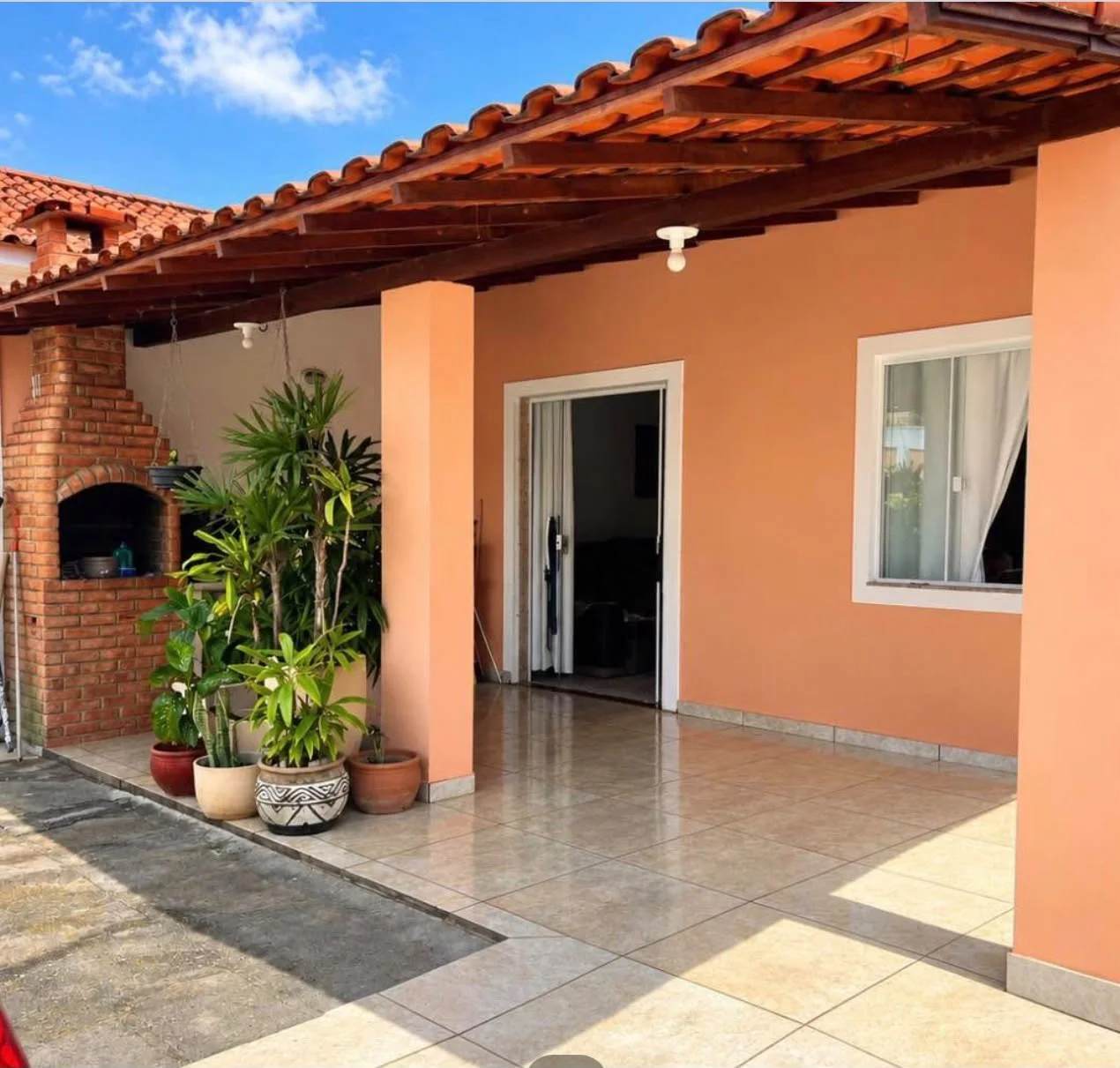 CASA À VENDA A POUCOS METROS DA PRAIA POR APENAS R$ 380.000