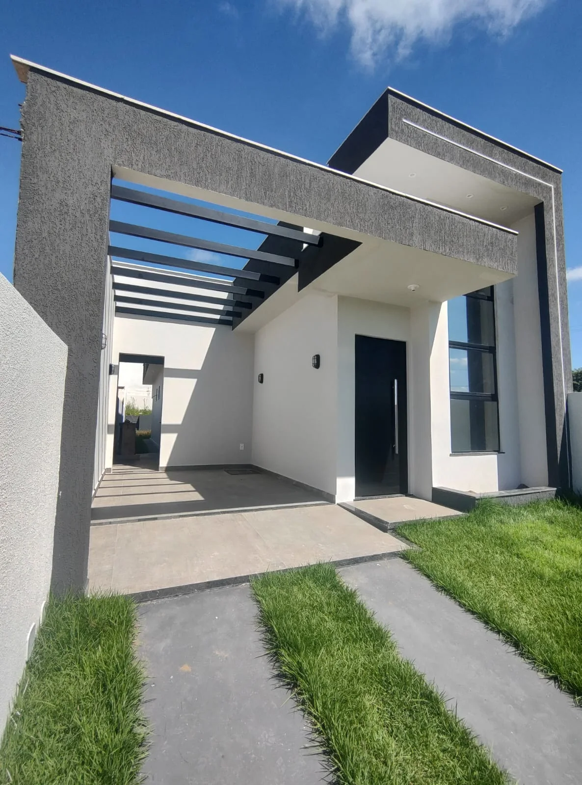 CASA DE ALTO PADRÃO COM 2 QUARTOS - R$ 370.000