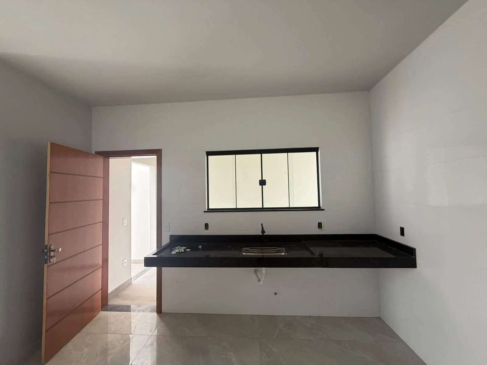 CASA DE ALTO PADRÃO COM 2 QUARTOS - R$ 370.000