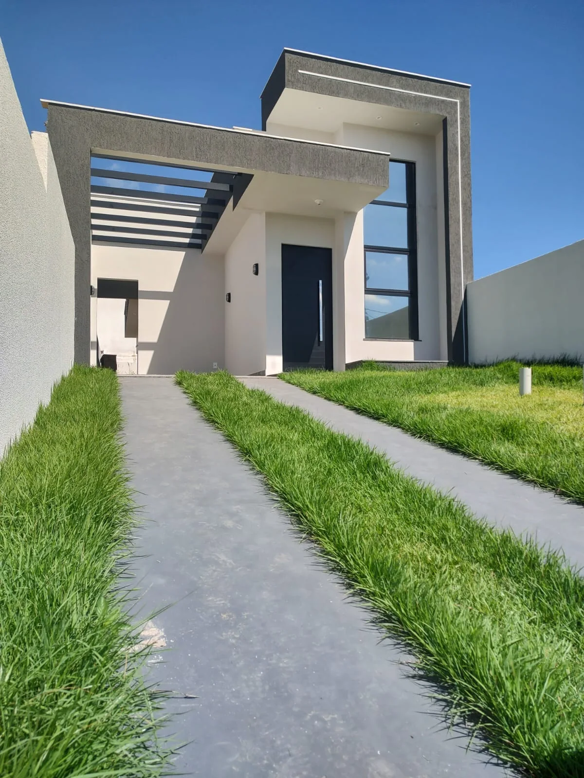 CASA DE ALTO PADRÃO COM 2 QUARTOS - R$ 370.000