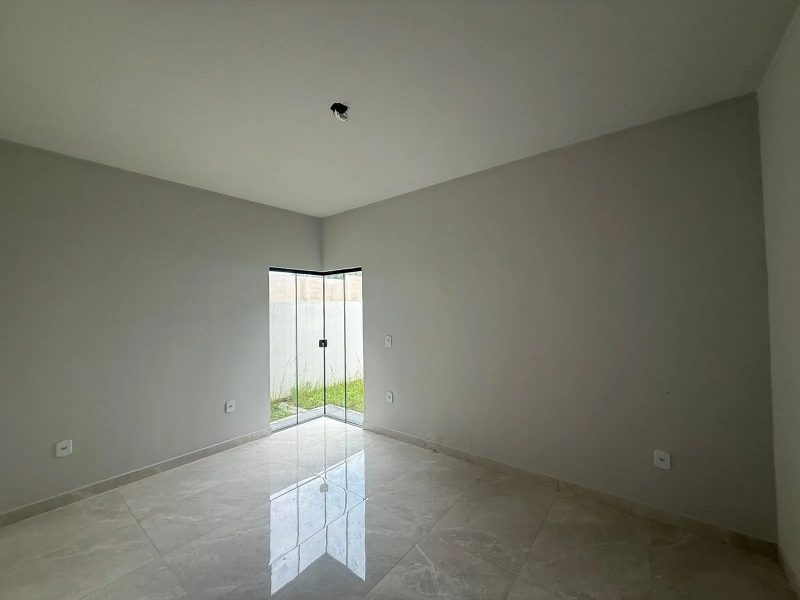 CASA DE ALTO PADRÃO COM 2 QUARTOS - R$ 370.000