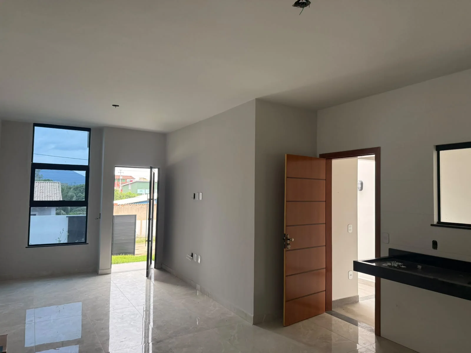 CASA DE ALTO PADRÃO COM 2 QUARTOS - R$ 370.000