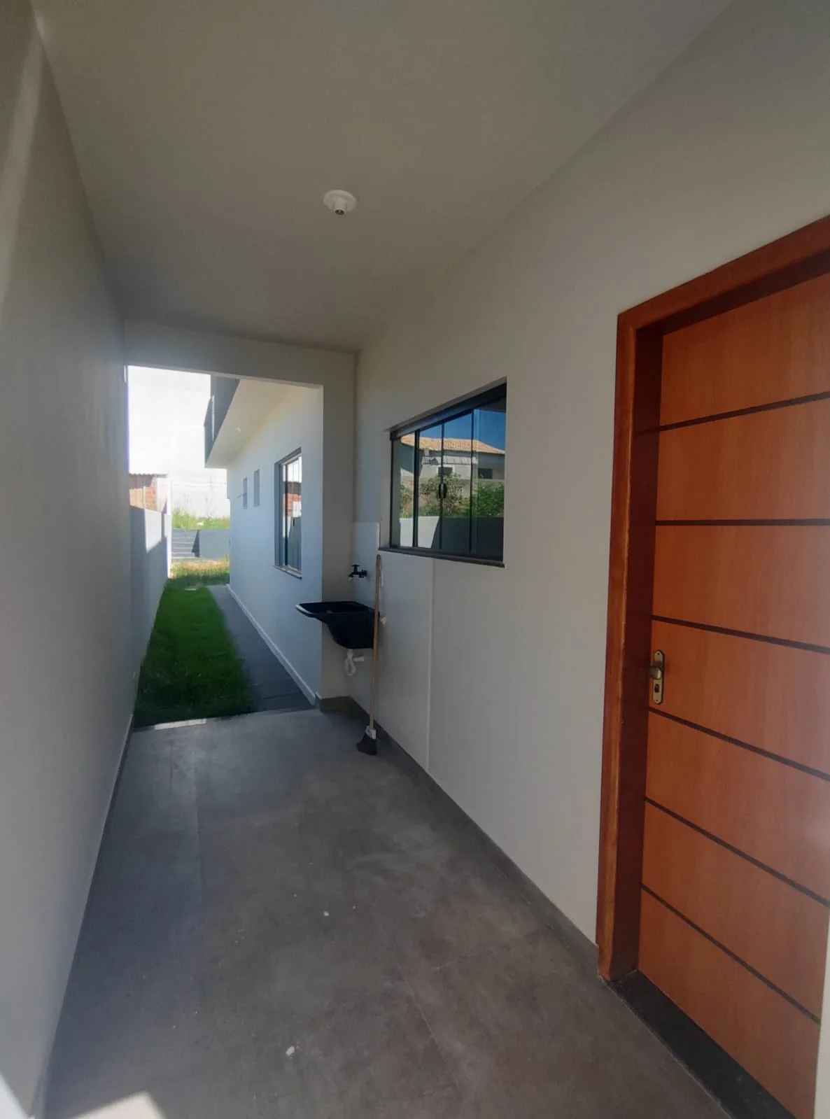 CASA DE ALTO PADRÃO COM 2 QUARTOS - R$ 370.000