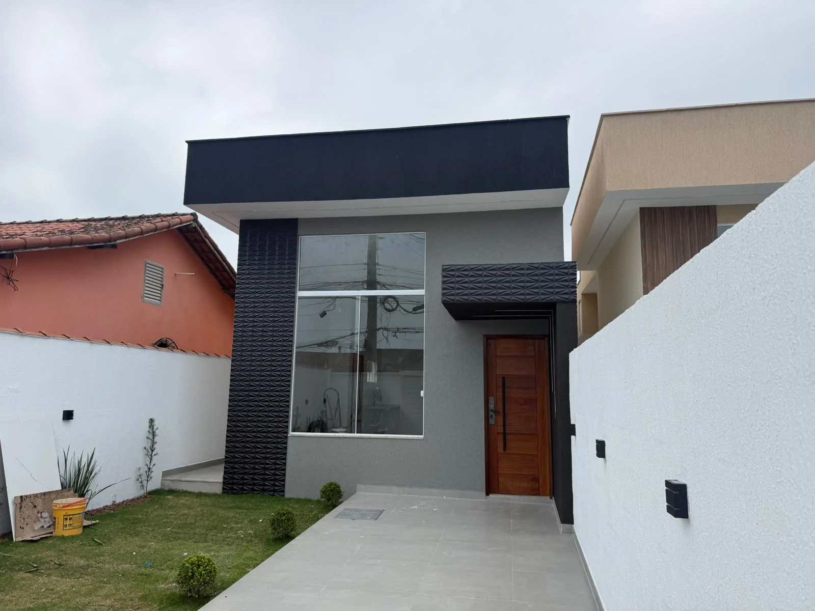 CASA DE ALTO PADRÃO A 200 METROS DA PRAIA DOS UBÁS - R$ 420.000