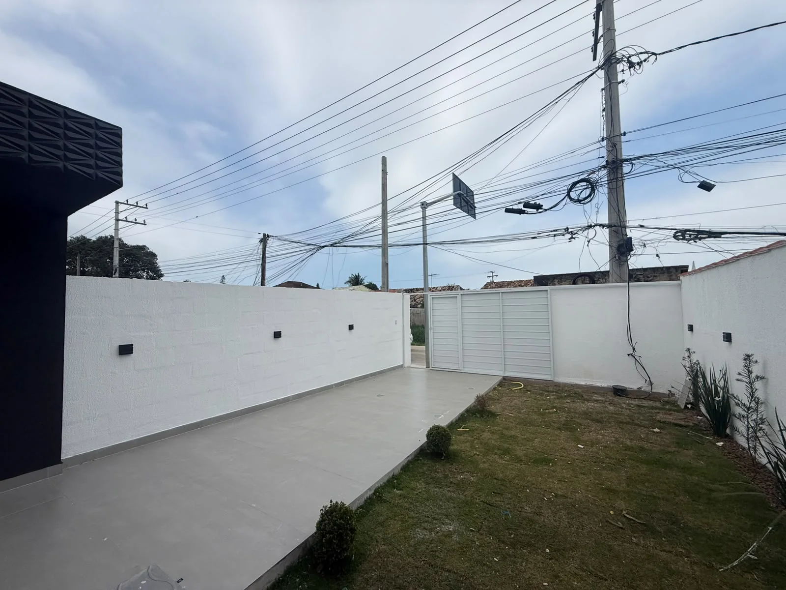 CASA DE ALTO PADRÃO A 200 METROS DA PRAIA DOS UBÁS - R$ 420.000