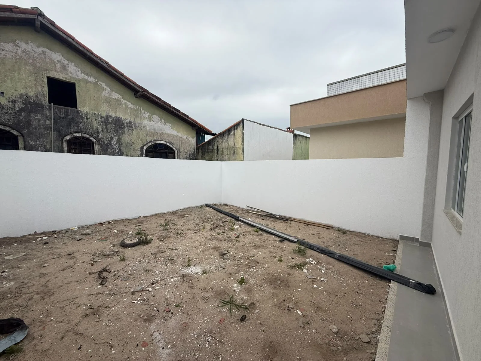 CASA DE ALTO PADRÃO A 200 METROS DA PRAIA DOS UBÁS - R$ 420.000