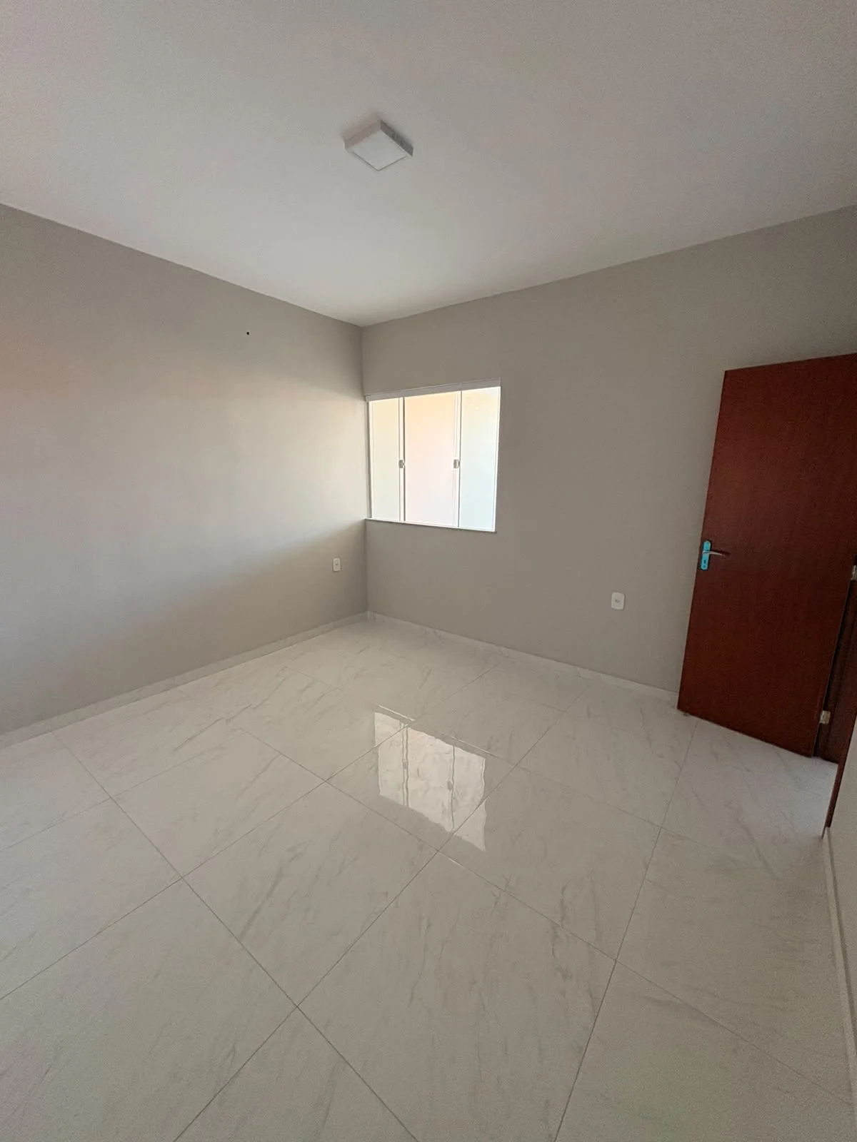 CASA COM 3 QUARTOS À VENDA NO CENTRO DA CIDADE - R$ 450.000