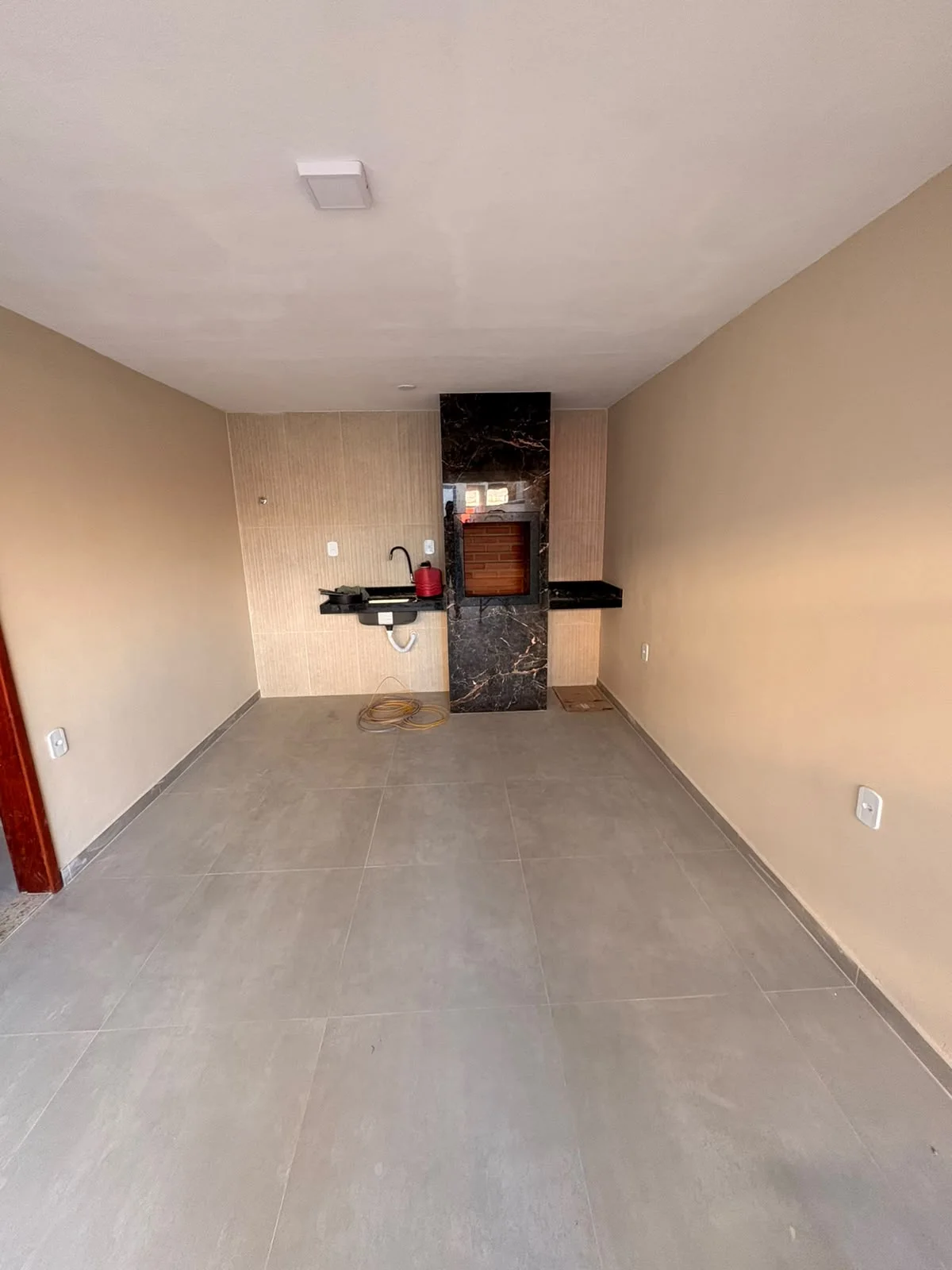 CASA COM 3 QUARTOS À VENDA NO CENTRO DA CIDADE - R$ 450.000