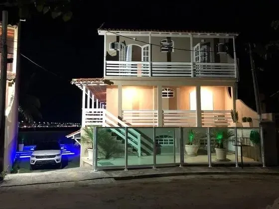 Casa de condomínio para aluguel por temporada possui 250 metros quadrados com 7 quartos