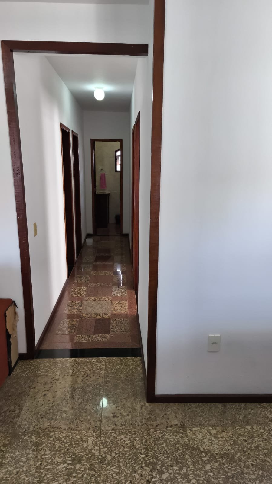 Casa 3 quartos sendo 1 suíte,ampla sala,cozinha , banheiro social, 1 lavabo externo, quarto de guardados,  energia solar.  Terreno com 360m quadrados.