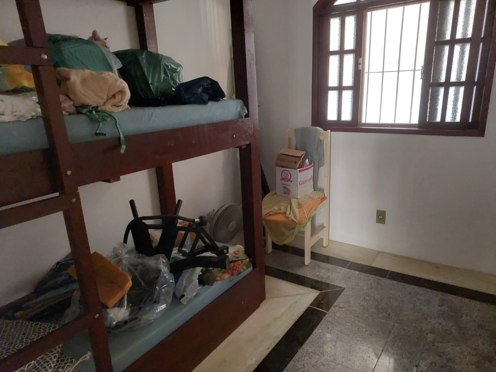 Casa 3 quartos sendo 1 suíte,ampla sala,cozinha , banheiro social, 1 lavabo externo, quarto de guardados,  energia solar.  Terreno com 360m quadrados.