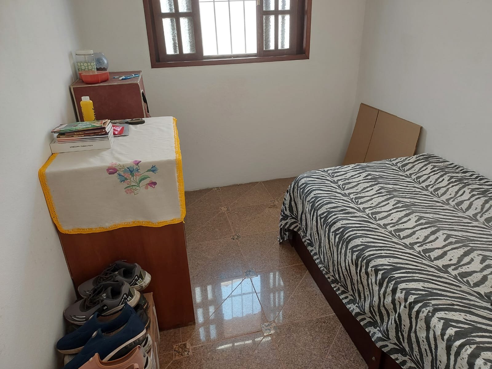 Casa 3 quartos sendo 1 suíte,ampla sala,cozinha , banheiro social, 1 lavabo externo, quarto de guardados,  energia solar.  Terreno com 360m quadrados.