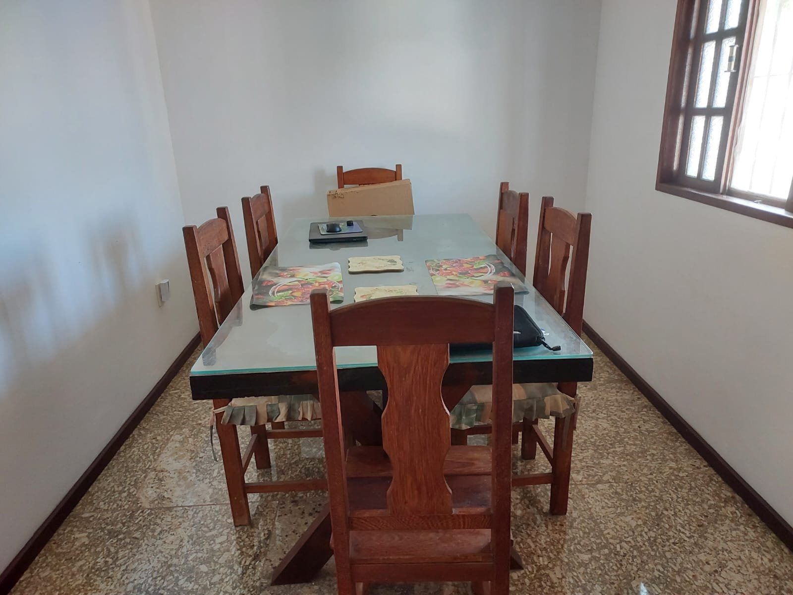Casa 3 quartos sendo 1 suíte,ampla sala,cozinha , banheiro social, 1 lavabo externo, quarto de guardados,  energia solar.  Terreno com 360m quadrados.