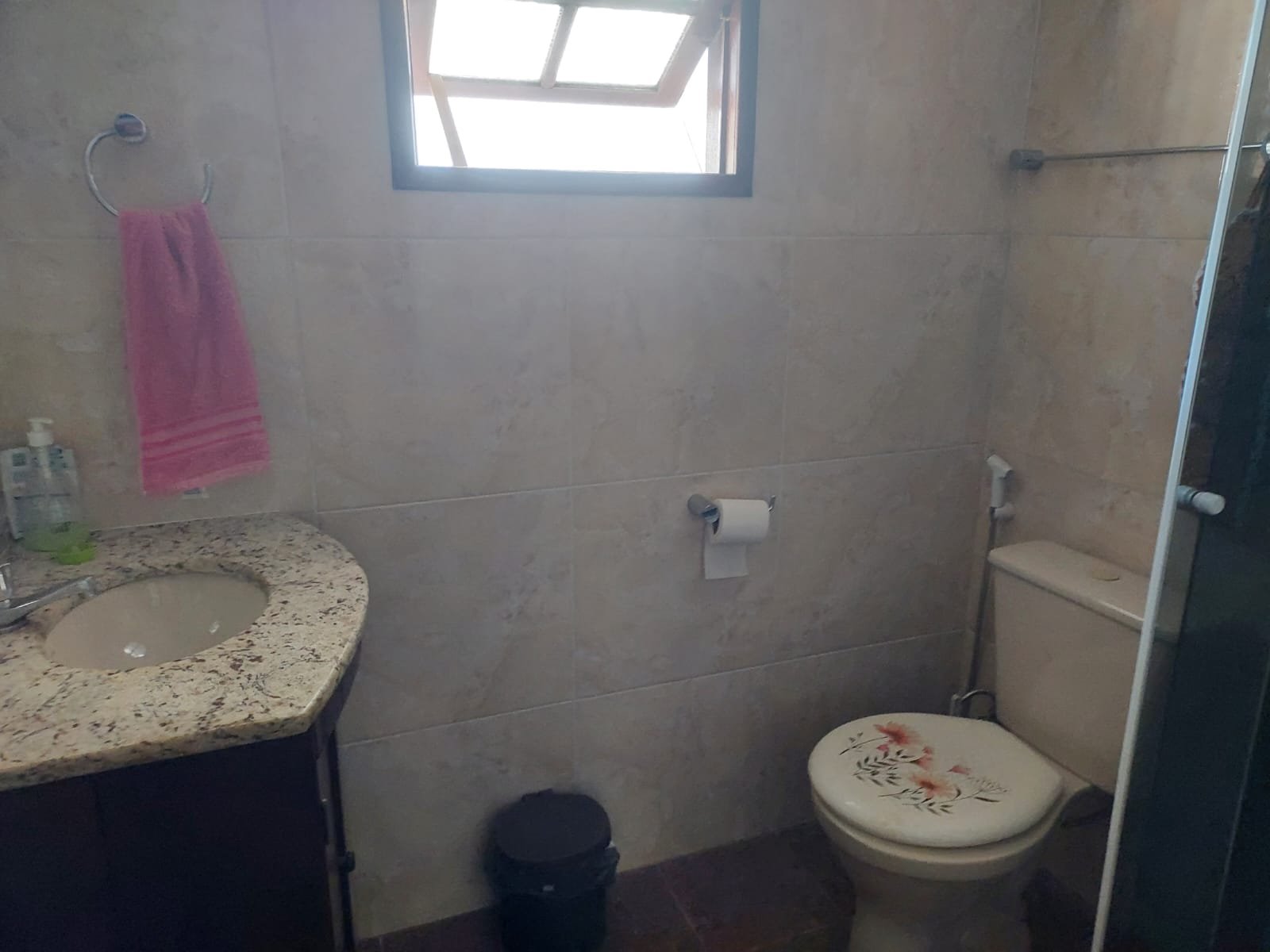 Casa 3 quartos sendo 1 suíte,ampla sala,cozinha , banheiro social, 1 lavabo externo, quarto de guardados,  energia solar.  Terreno com 360m quadrados.
