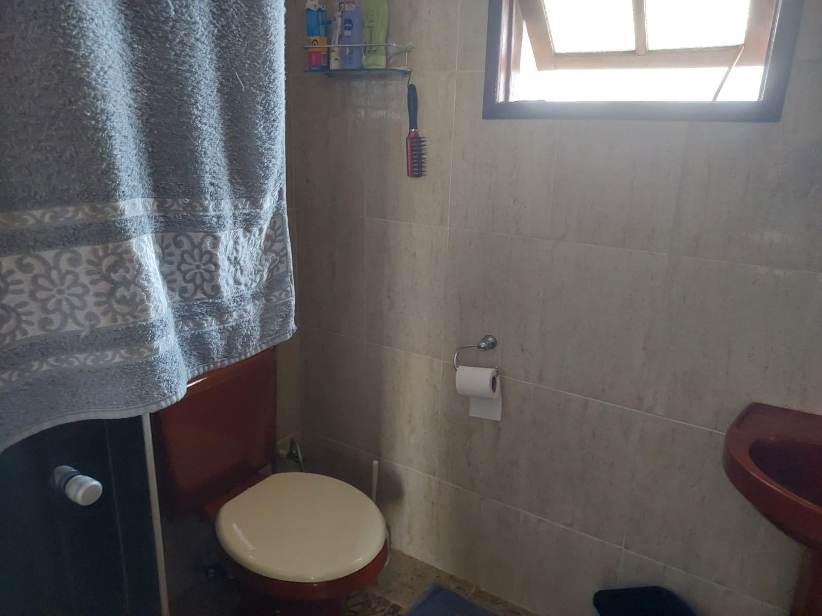 Casa 3 quartos sendo 1 suíte,ampla sala,cozinha , banheiro social, 1 lavabo externo, quarto de guardados,  energia solar.  Terreno com 360m quadrados.