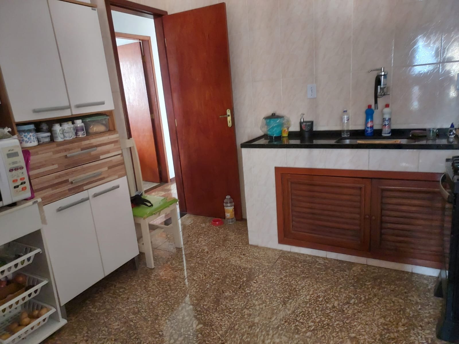 Casa 3 quartos sendo 1 suíte,ampla sala,cozinha , banheiro social, 1 lavabo externo, quarto de guardados,  energia solar.  Terreno com 360m quadrados.