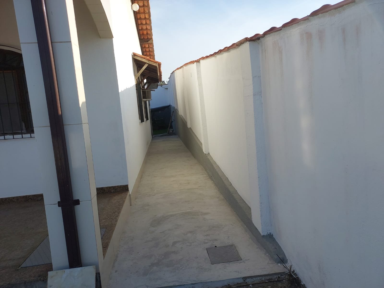 Casa 3 quartos sendo 1 suíte,ampla sala,cozinha , banheiro social, 1 lavabo externo, quarto de guardados,  energia solar.  Terreno com 360m quadrados.