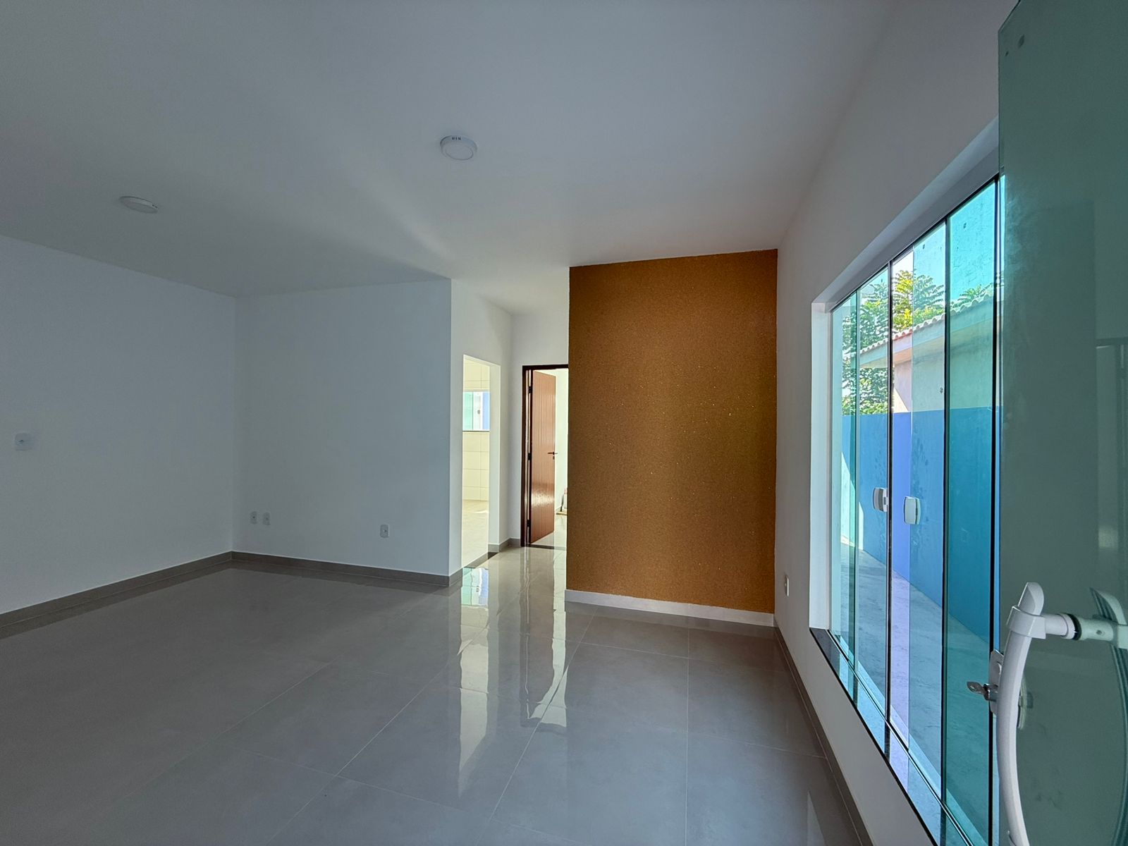CASA COM 2 QUARTOS Á VENDA NO CENTRO DA CIDADE