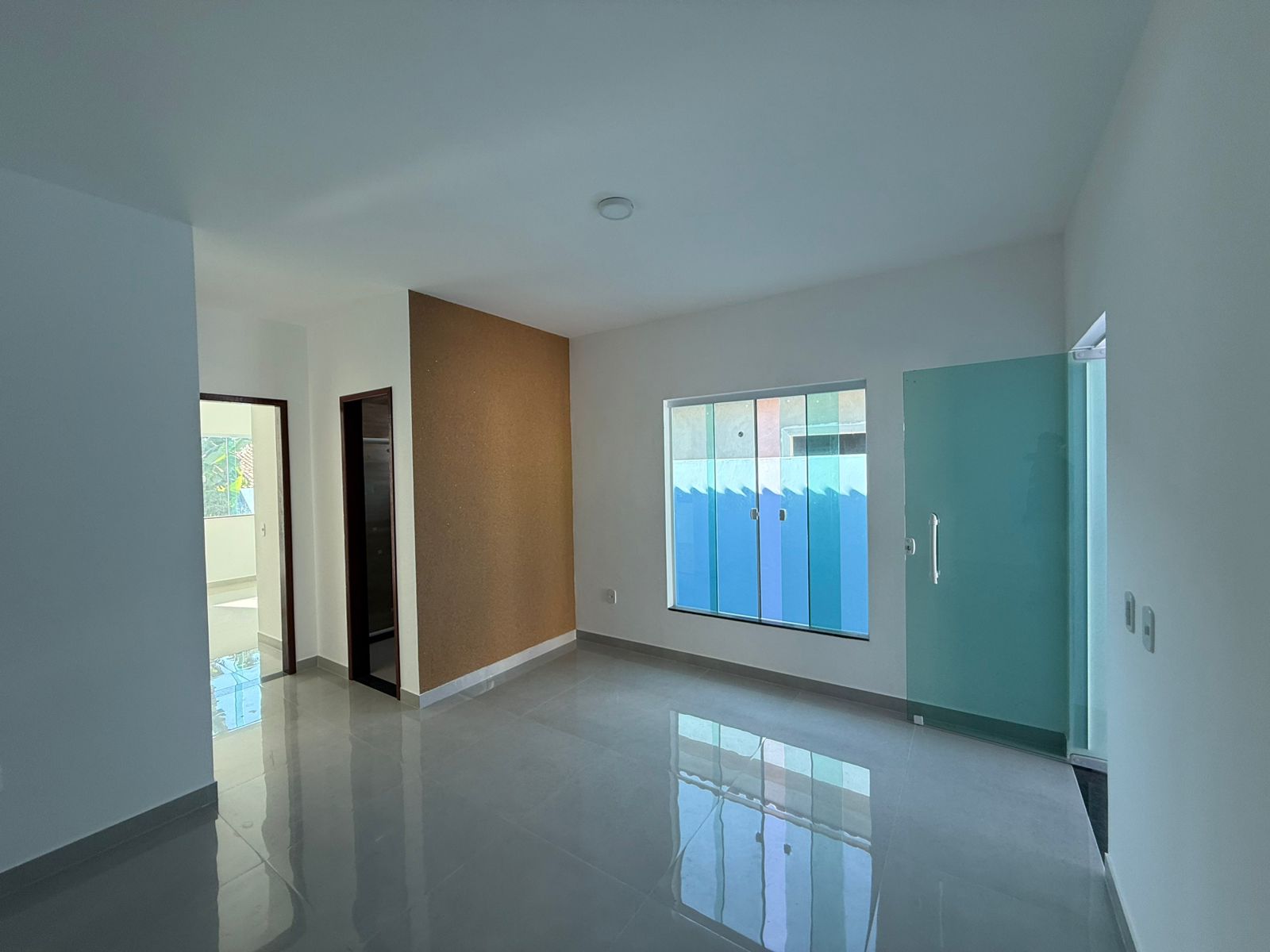 CASA COM 2 QUARTOS Á VENDA NO CENTRO DA CIDADE