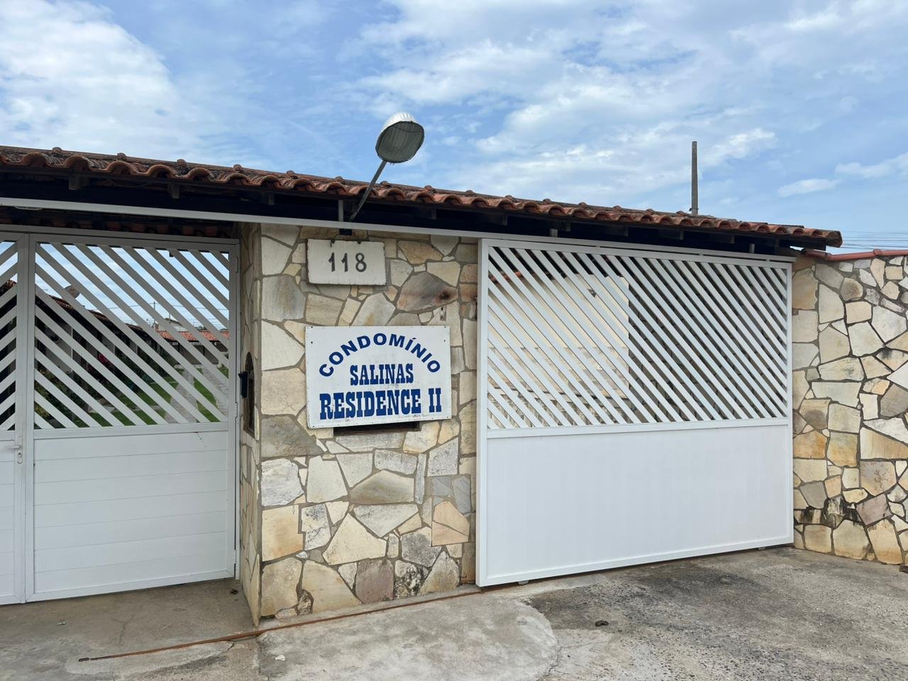 CASA EM CONDOMÍNIO PERTO DA PRAIA DOS UBÁS