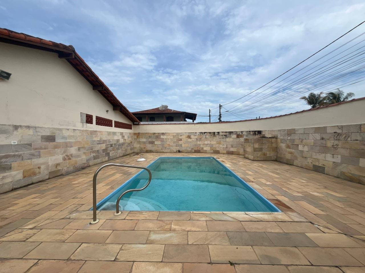 CASA EM CONDOMÍNIO PERTO DA PRAIA DOS UBÁS