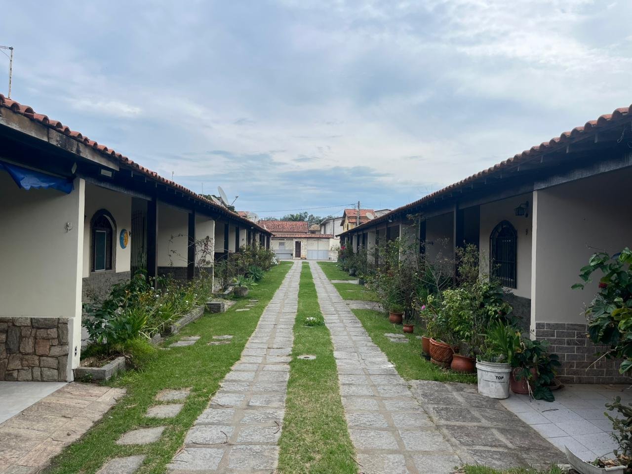 CASA EM CONDOMÍNIO PERTO DA PRAIA DOS UBÁS