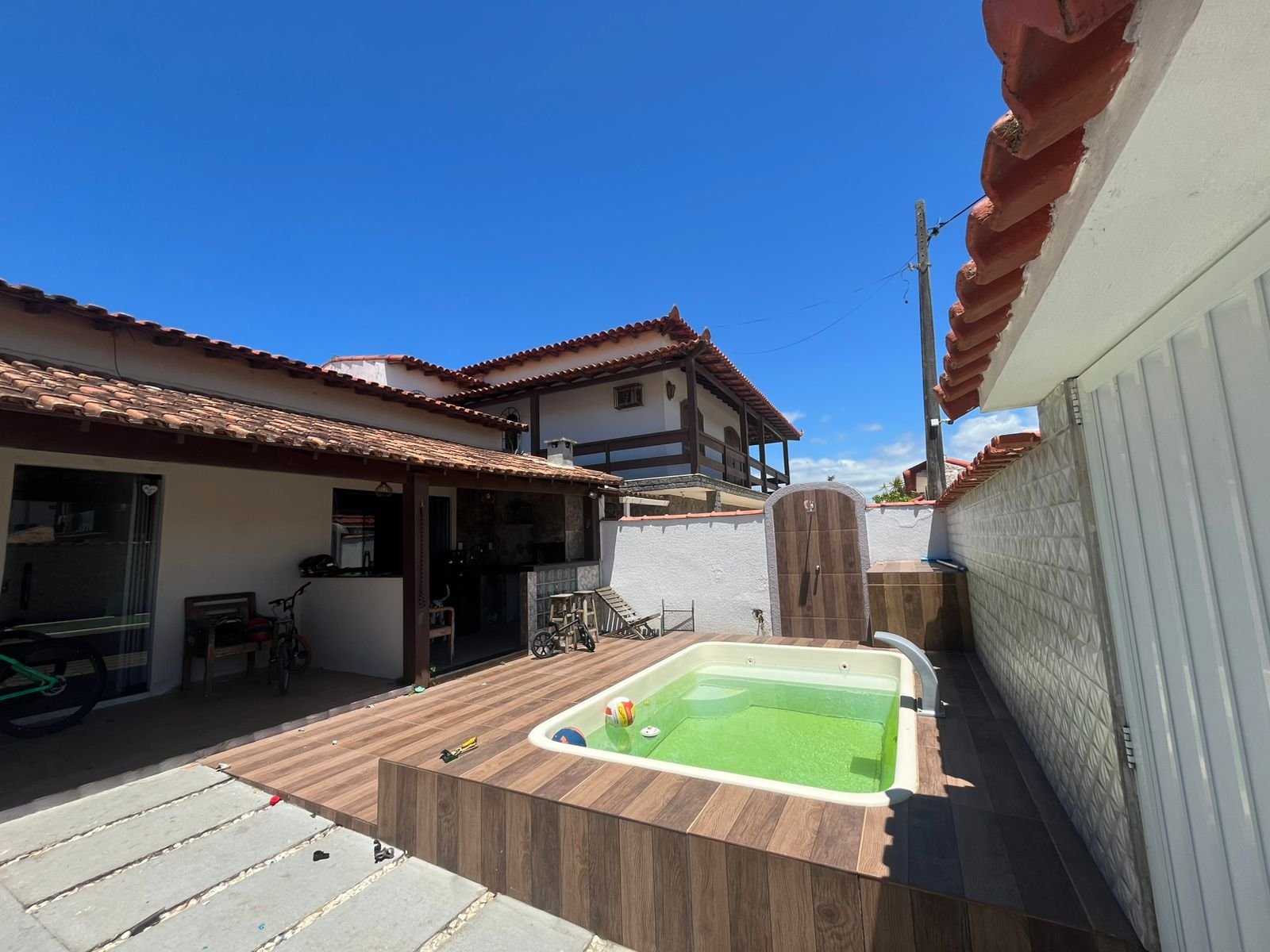 CASA COM 4 QUARTOS E PISCINAS NOS UBÁS R$ 420.000