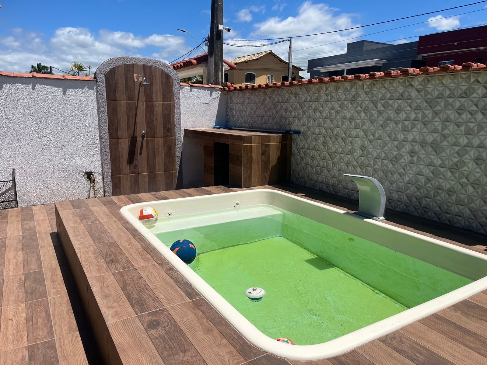 CASA COM 4 QUARTOS E PISCINAS NOS UBÁS R$ 420.000