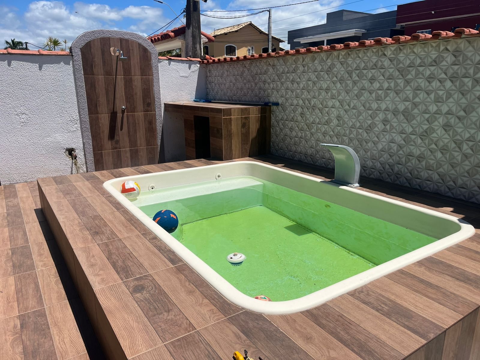 CASA COM 4 QUARTOS E PISCINAS NOS UBÁS R$ 420.000