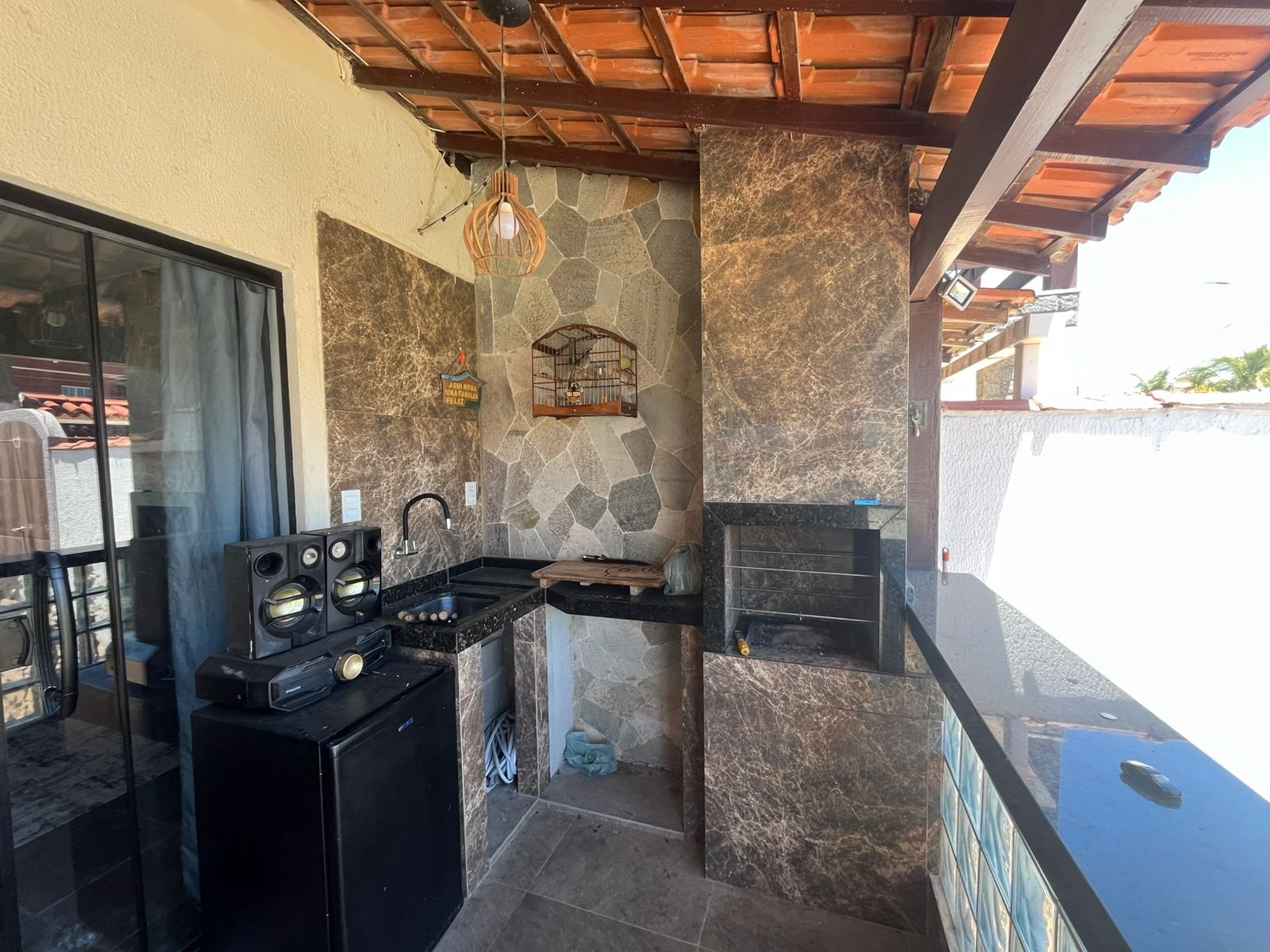 CASA COM 4 QUARTOS E PISCINAS NOS UBÁS R$ 420.000