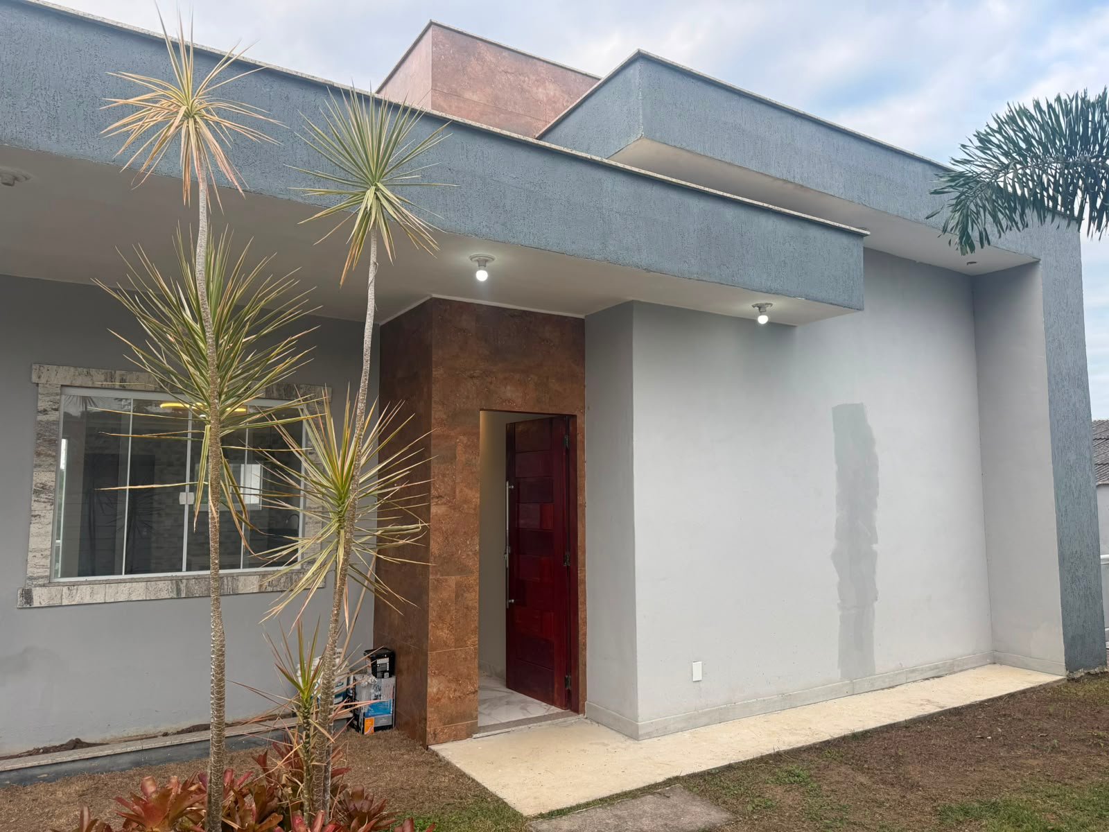 CASA DE PRIMEIRA À VENDA EM IGUABA GRANDE