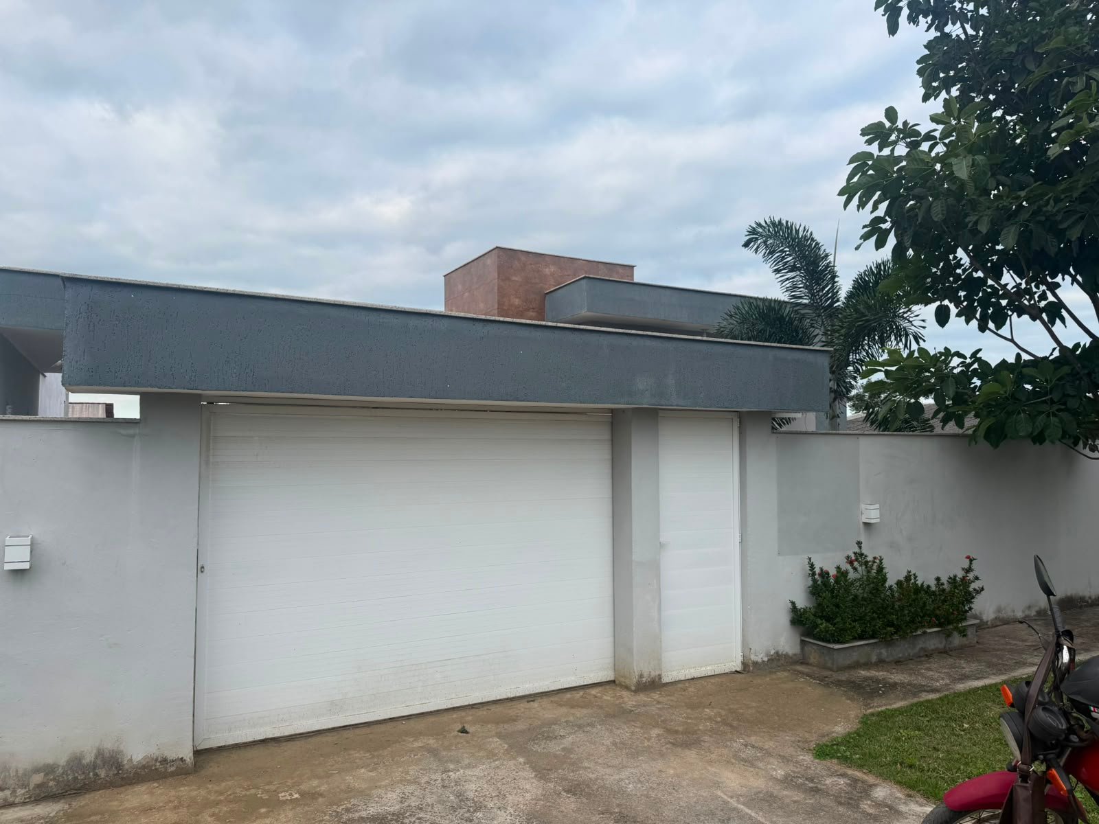 CASA DE PRIMEIRA À VENDA EM IGUABA GRANDE