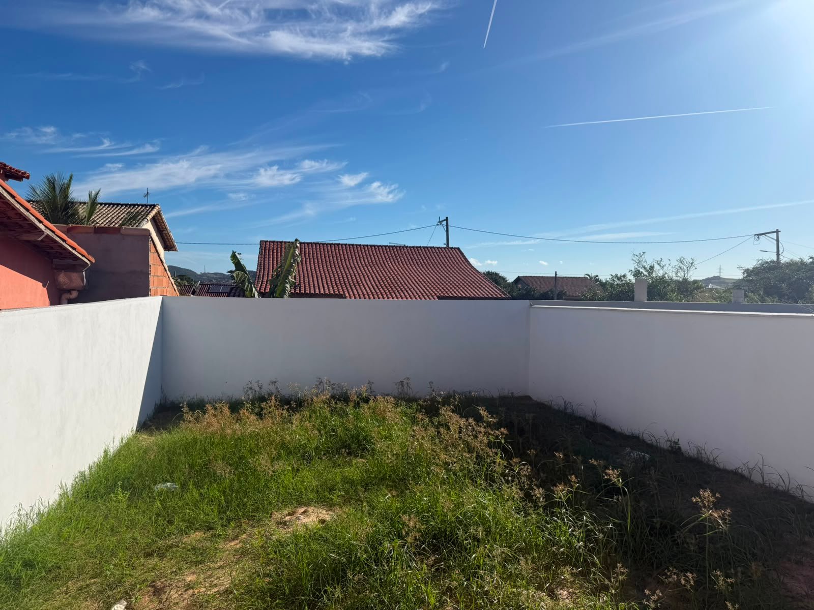 CASA MODERNA COM ACABAMENTO DE ALTO PADRÃO E 225M² DE TERRENO – R$ 380.000