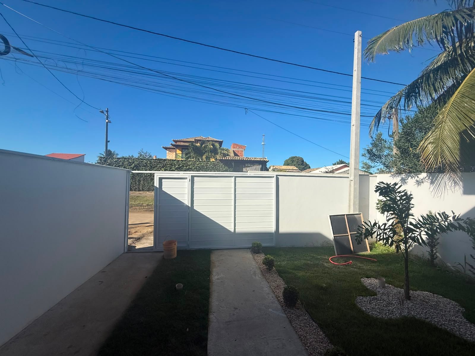 CASA MODERNA COM ACABAMENTO DE ALTO PADRÃO E 225M² DE TERRENO – R$ 380.000