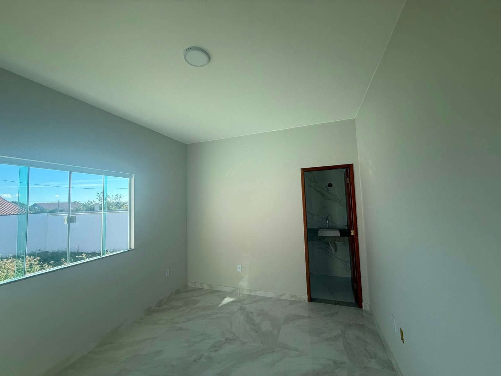 CASA MODERNA COM ACABAMENTO DE ALTO PADRÃO E 225M² DE TERRENO – R$ 380.000