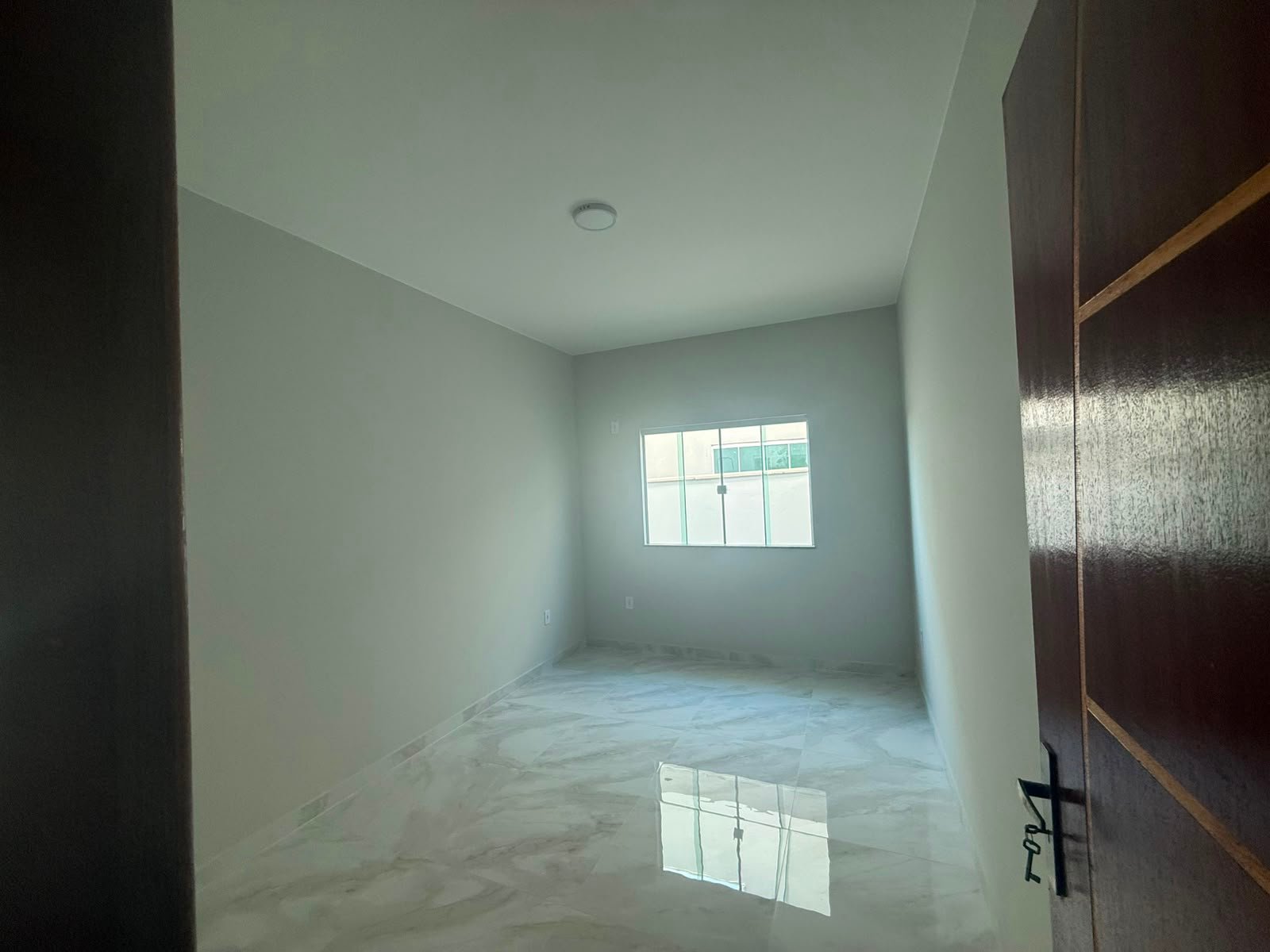 CASA MODERNA COM ACABAMENTO DE ALTO PADRÃO E 225M² DE TERRENO – R$ 380.000