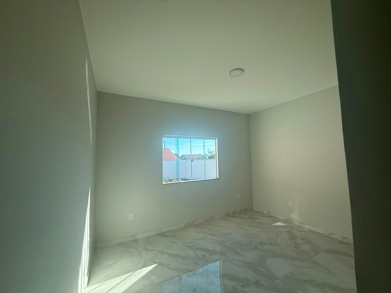 CASA MODERNA COM ACABAMENTO DE ALTO PADRÃO E 225M² DE TERRENO – R$ 380.000