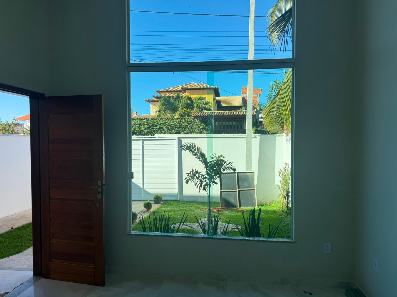 CASA MODERNA COM ACABAMENTO DE ALTO PADRÃO E 225M² DE TERRENO – R$ 380.000