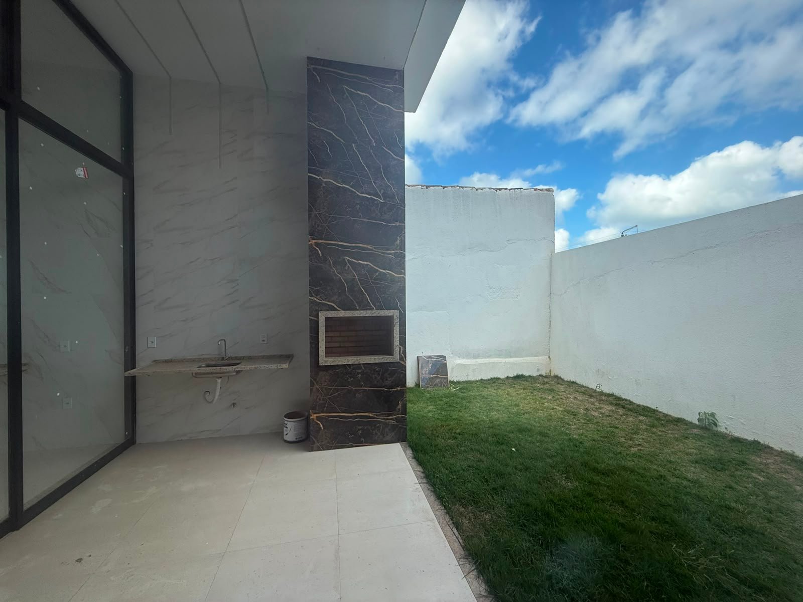 CASA MODERNA EM IGUABA GRANDE COM ÁREA GOUMERT Á 100m DA PRAIA