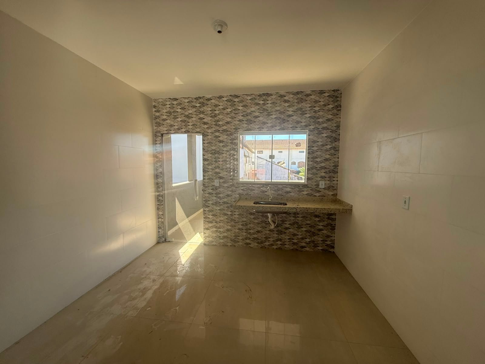 APARTAMENTO À VENDA – EM FRENTE À PRAIA DOS UBÁS |  R$ 350.000