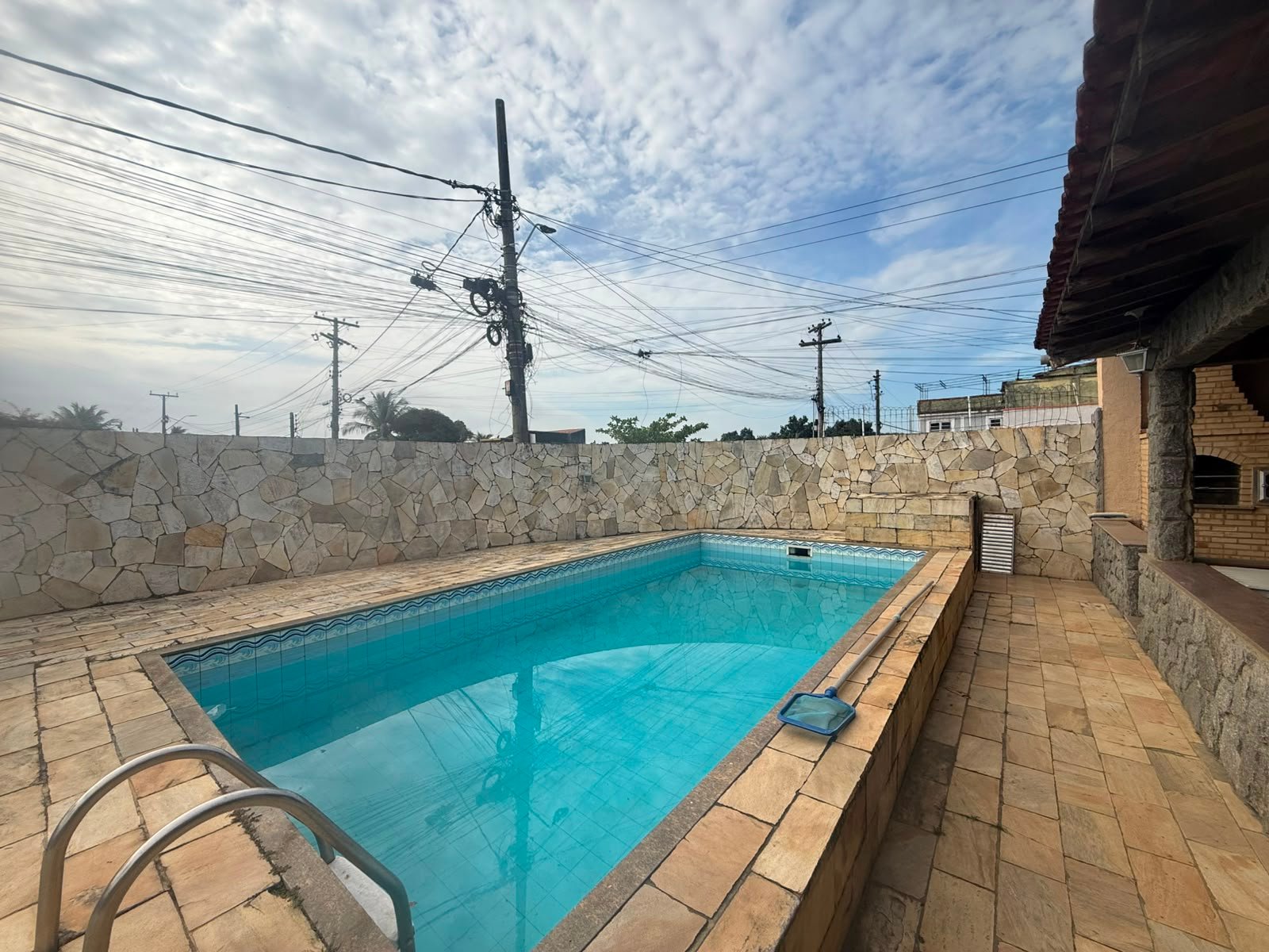 EXCELENTE CASA COM 4 QUARTOS, PISCINA E EDÍCULA ATRÁS - CIDADE NOVA