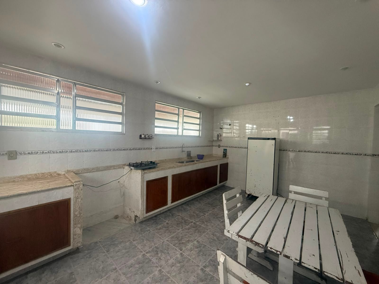 EXCELENTE CASA COM 4 QUARTOS, PISCINA E EDÍCULA ATRÁS - CIDADE NOVA