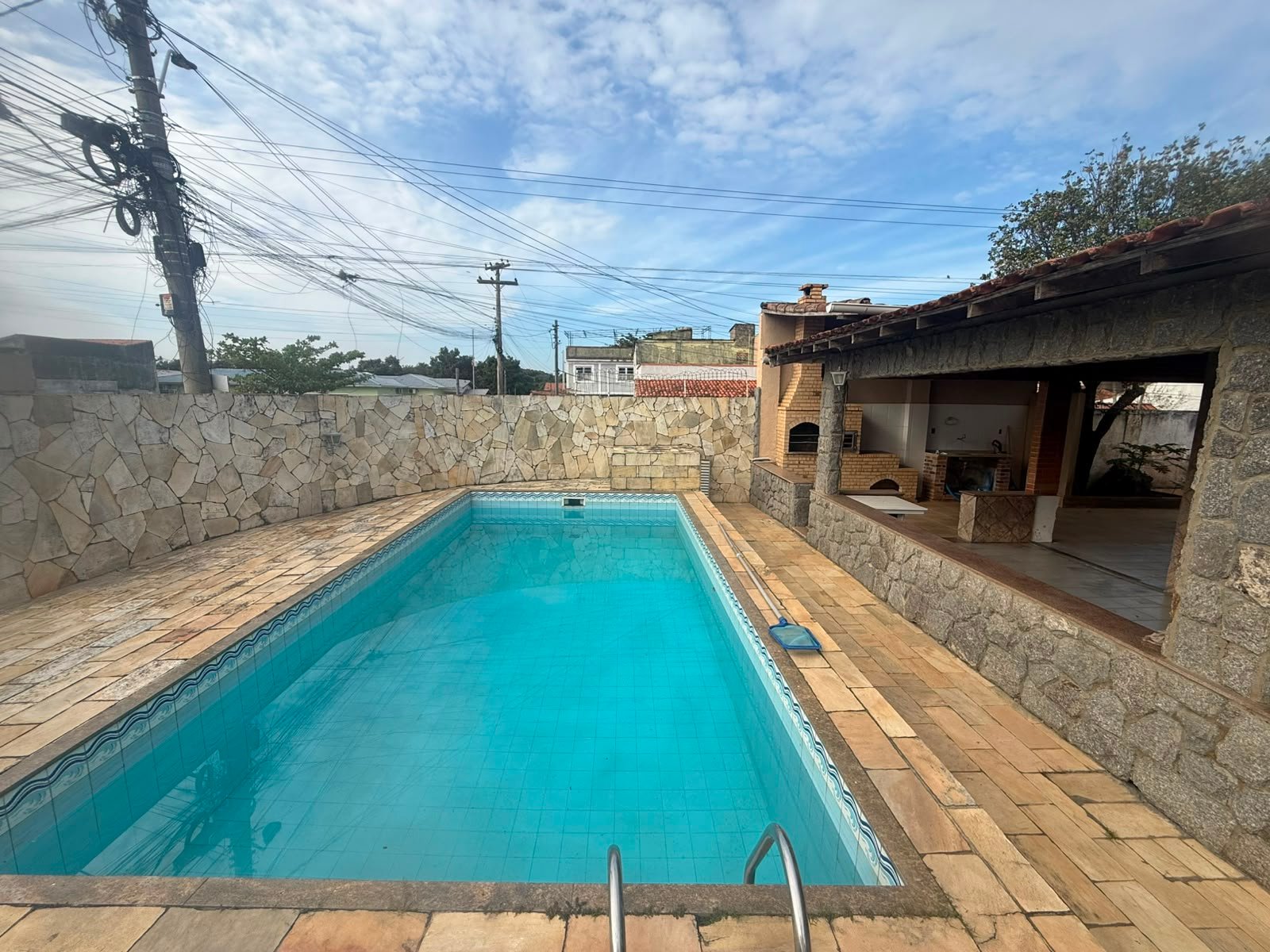 EXCELENTE CASA COM 4 QUARTOS, PISCINA E EDÍCULA ATRÁS - CIDADE NOVA